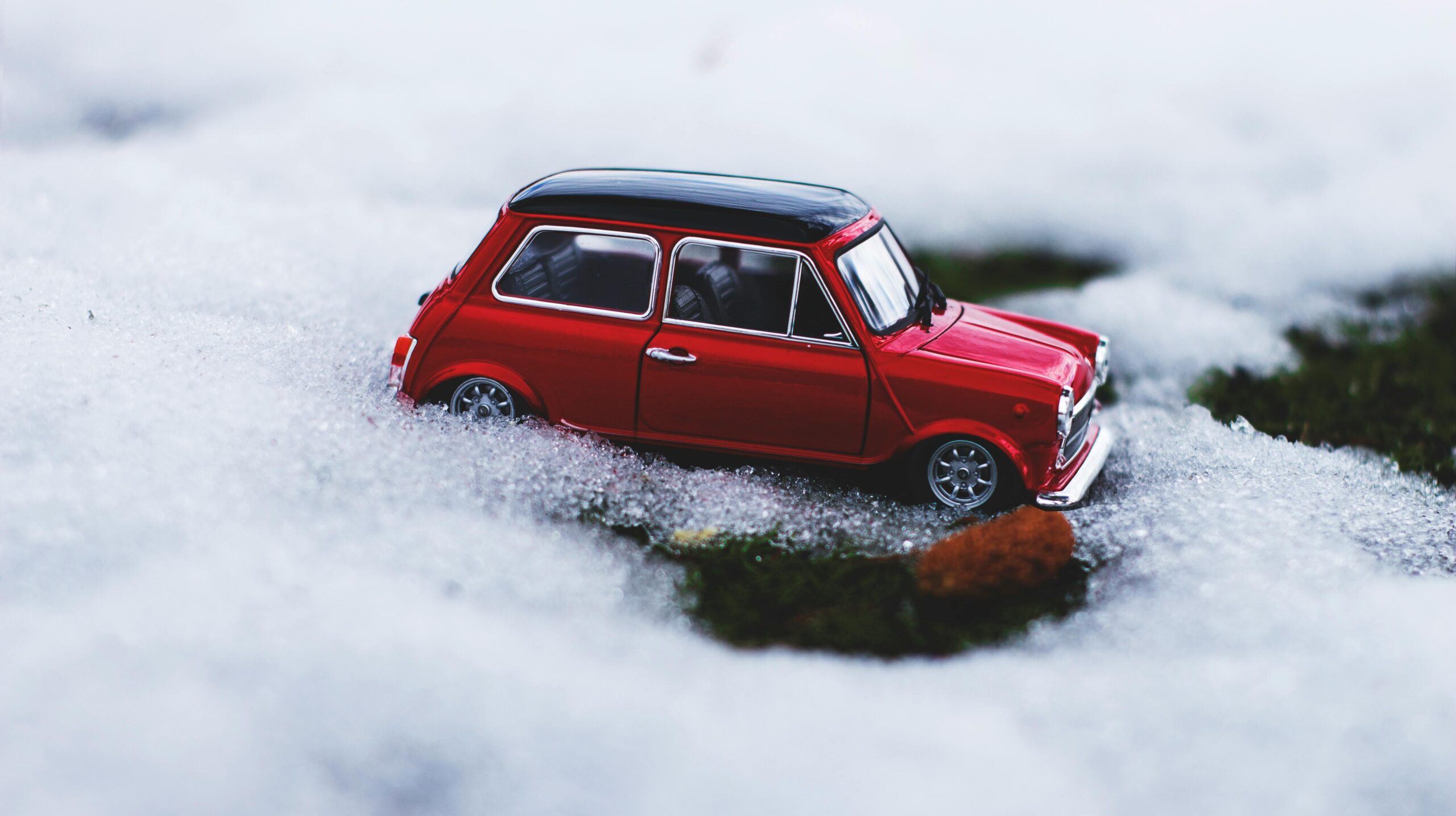 Voiture miniature dans la neige